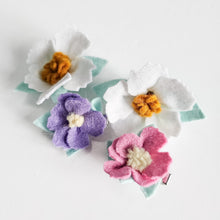 Load image into Gallery viewer, Beautiful felt flower clip set