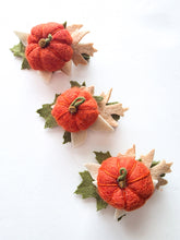 Load image into Gallery viewer, Handmade Felt Pumpkin Clip